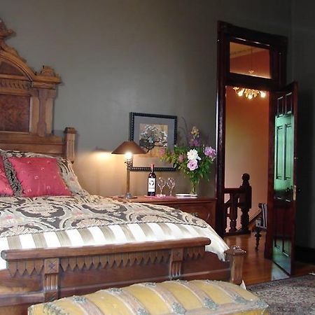Whiskey Mansion Bed and Breakfast Saint Joseph Kamer foto