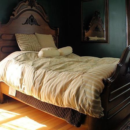Whiskey Mansion Bed and Breakfast Saint Joseph Kamer foto