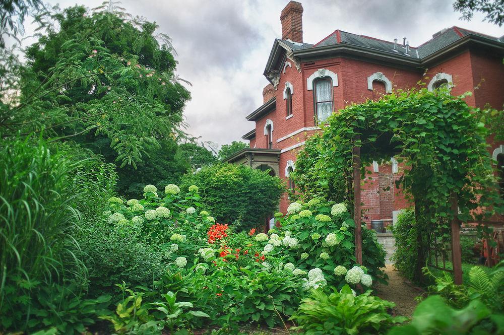 Whiskey Mansion Bed and Breakfast Saint Joseph Buitenkant foto