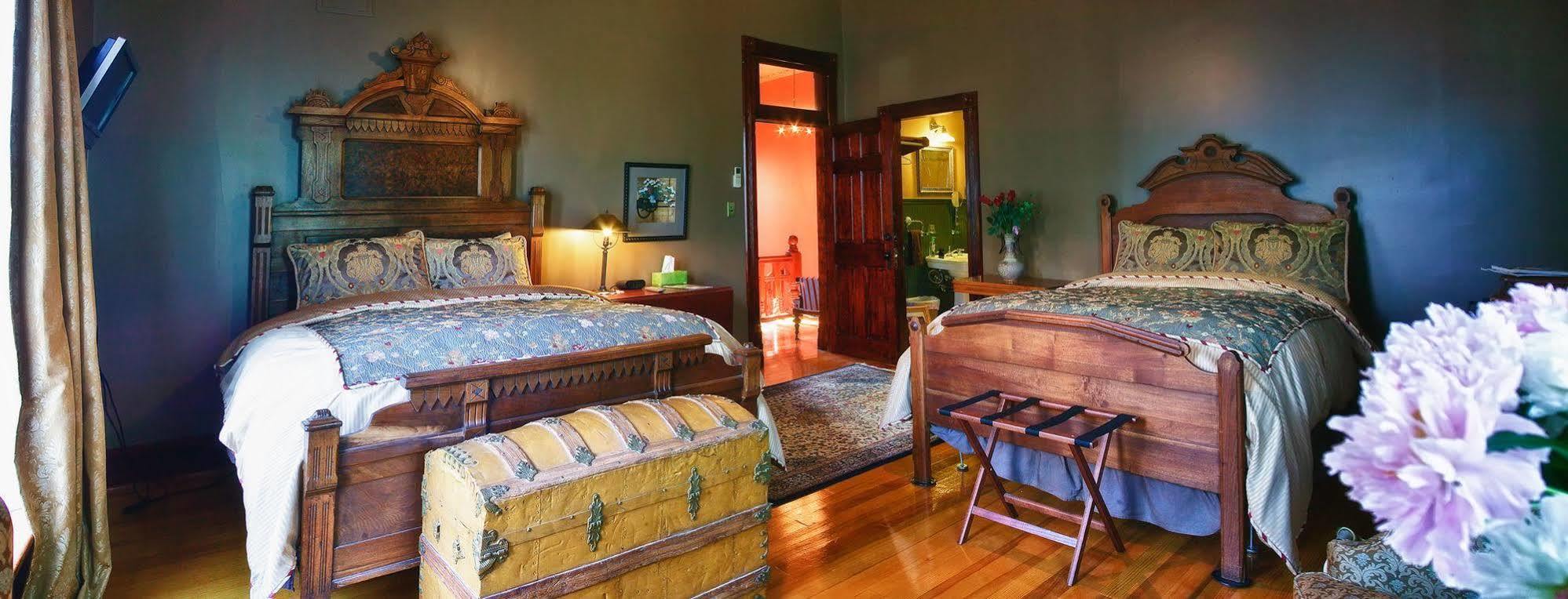 Whiskey Mansion Bed and Breakfast Saint Joseph Buitenkant foto