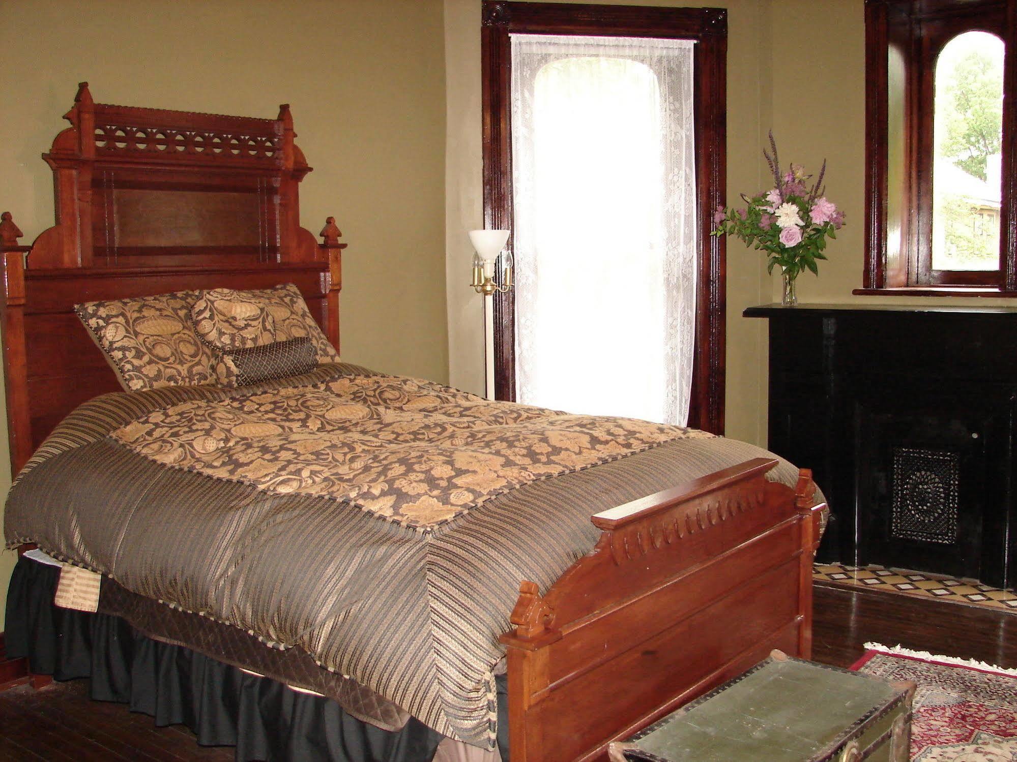 Whiskey Mansion Bed and Breakfast Saint Joseph Kamer foto