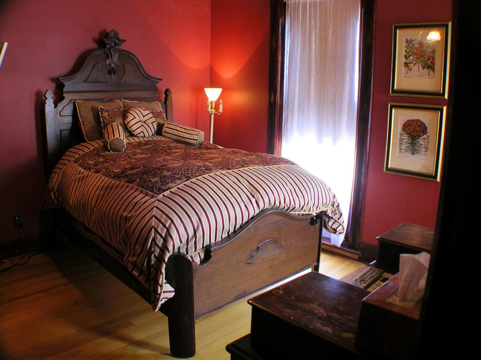 Whiskey Mansion Bed and Breakfast Saint Joseph Kamer foto