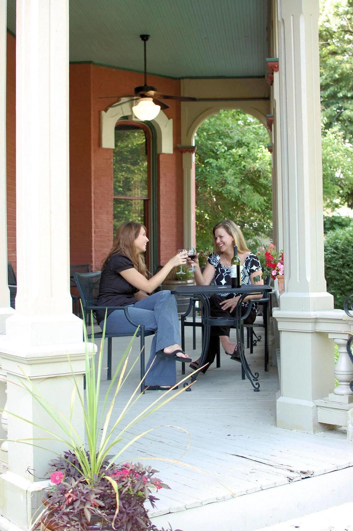Whiskey Mansion Bed and Breakfast Saint Joseph Restaurant foto